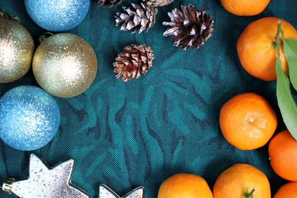 Mandalina, çam kozalakları ve Noel süsleri
