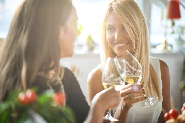 Reunión de gente de negocios en restaurante moderno —  Fotos de Stock