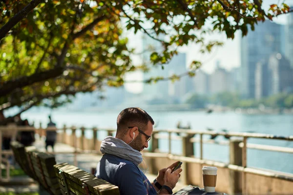 Joven guapo con café — Foto de Stock