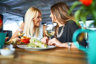 Modern restoranda toplantı iş adamları 