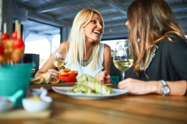 Modern restoranda toplantı iş adamları 