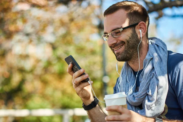 Homem ouvindo música — Fotografia de Stock