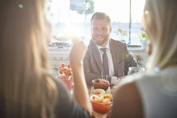 Réunions de gens d'affaires dans un restaurant moderne — Photo