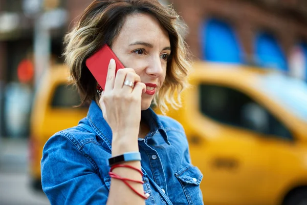 Woman talking on smart phone in New York City — Stock Photo, Image