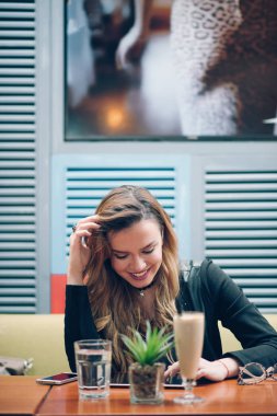 Çekici genç kadın tablet kullanma