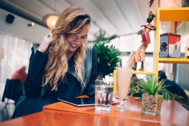 Çekici genç kadın tablet kullanma