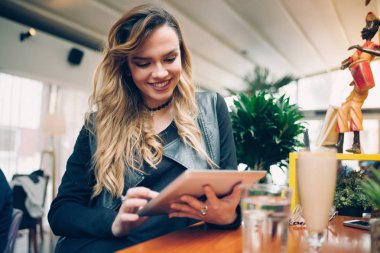 Çekici genç kadın tablet kullanma