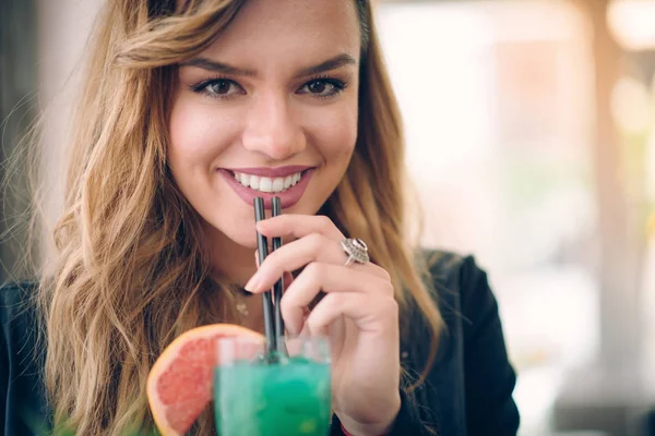Woman drinking cocktail — Stock Photo, Image