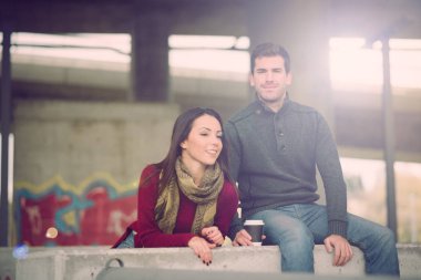 Karışık yarış çift kucaklayan, gülümseyen ve zevk