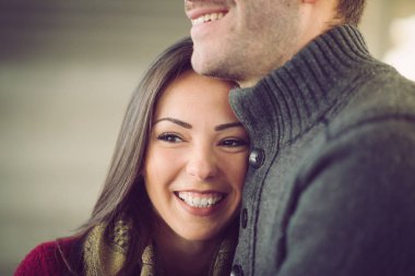 Karışık yarış çift kucaklayan, gülümseyen ve zevk