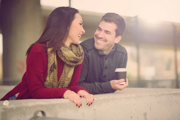 Coppia mista che abbraccia, sorride e si diverte — Foto Stock