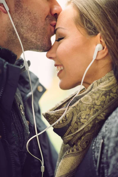 Casal ouvir música juntos — Fotografia de Stock