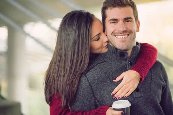 Gemengd ras paar omarmen, lachen en genieten van — Stockfoto