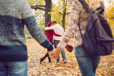 Iki çift yürüyüş 