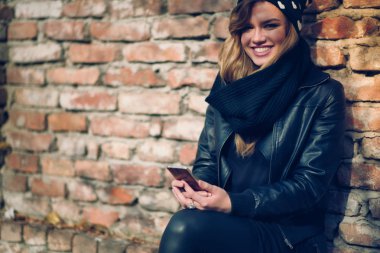 Akıllı telefon kullanan kadın 