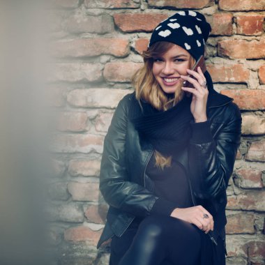 Akıllı telefon kullanan kadın  