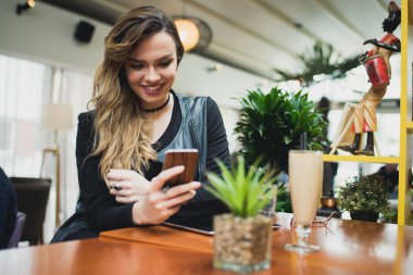 Café çekici genç kadın