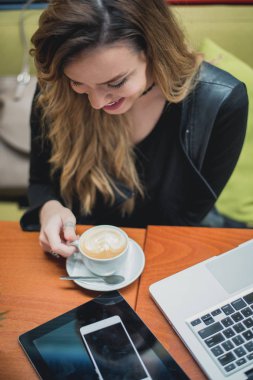 Café çekici genç kadın