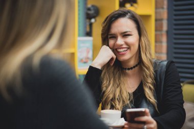 iki genç kadın Café