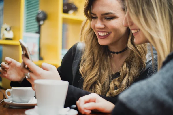 Dos mujeres jóvenes en la cafetería — Foto de Stock