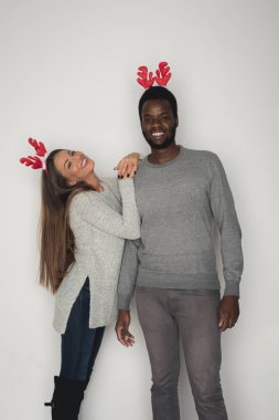 Genç yarış çift birlikte Noel Kutlamaları karışık.