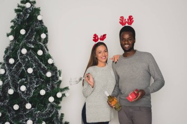 Genç yarış çift birlikte Noel Kutlamaları karışık.