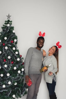 Genç yarış çift birlikte Noel Kutlamaları karışık.