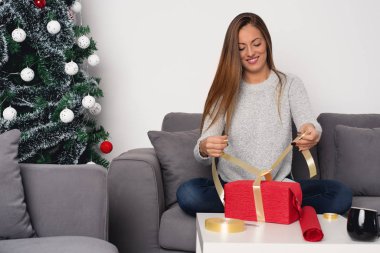 kadın Noel hediyesi sarma.