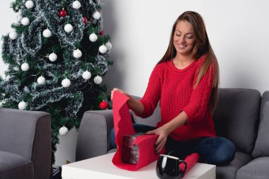 kadın Noel hediyesi sarma.