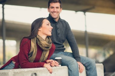 Çift kucaklayan, gülümseyen ve zevk