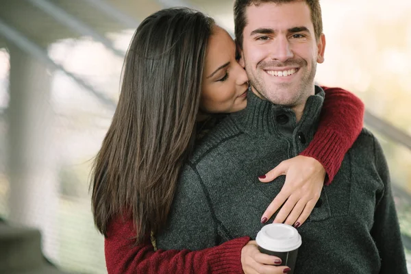 Pareja abrazando, sonriendo y disfrutando —  Fotos de Stock