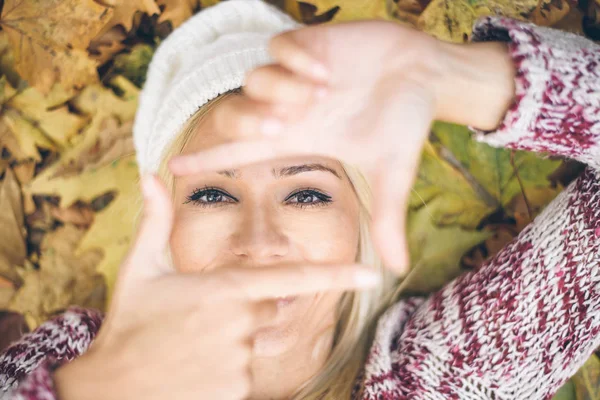 Retrato de uma mulher loira — Fotografia de Stock