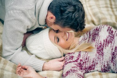 Sonbahar parkta eğleniyor güzel bir çift