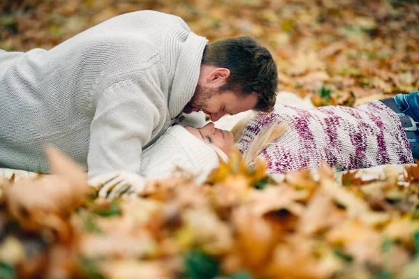 Una bella coppia si diverte nel parco autunnale — Foto Stock