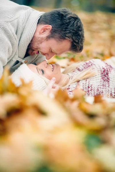 Una bella coppia si diverte nel parco autunnale — Foto Stock