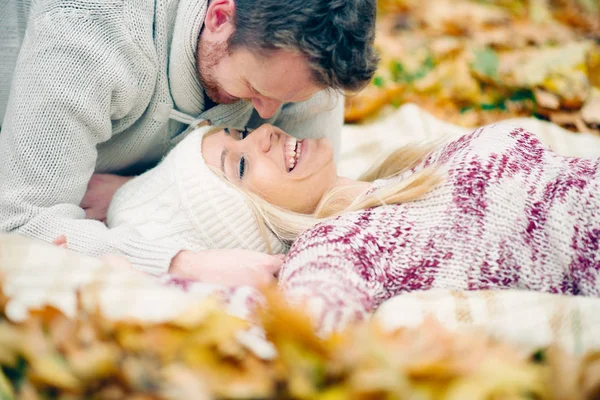 Хорошая пара веселится в осеннем парке — стоковое фото