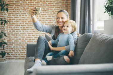 Anne ve selfie alarak yürümeye başlayan çocuk 