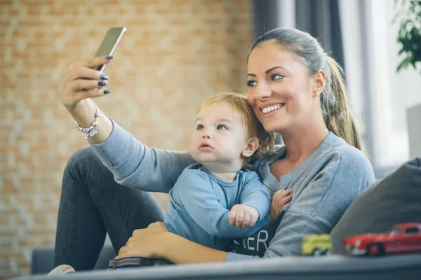 Mamá y su hijo pequeño tomando selfie — Foto de Stock