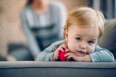 Anne ve yürümeye başlayan çocuk oğlu birlikte oynama  