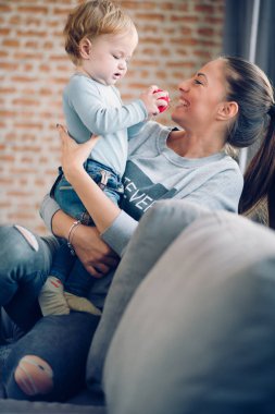 Anne ve yürümeye başlayan çocuk oğlu birlikte oynama  