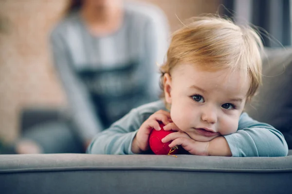 Maminka a její syn batole hrát spolu — Stock fotografie