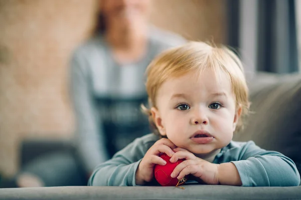 Maman et son fils tout-petit jouent ensemble — Photo