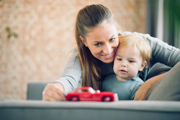 Mamá y su hijo pequeño jugando juntos — Foto de Stock