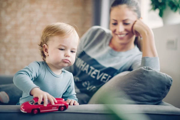 Mamá y su hijo pequeño jugando juntos — Foto de Stock