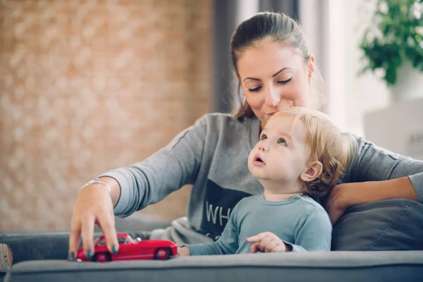 Mãe e seu filho criança brincando juntos — Fotografia de Stock