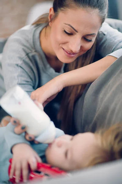 Mutter füttert ihren kleinen Jungen — Stockfoto