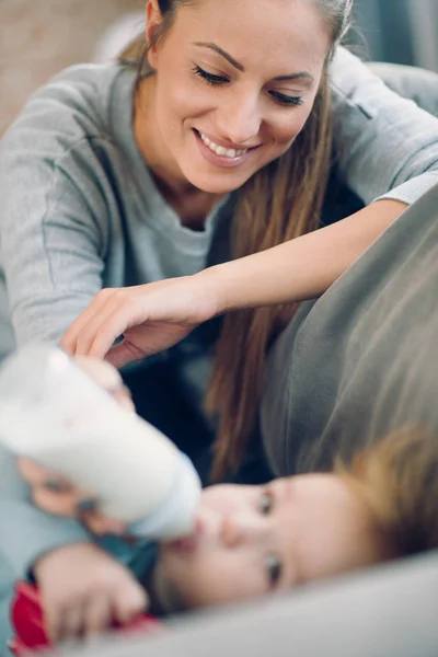 Mutter füttert ihren kleinen Jungen — Stockfoto