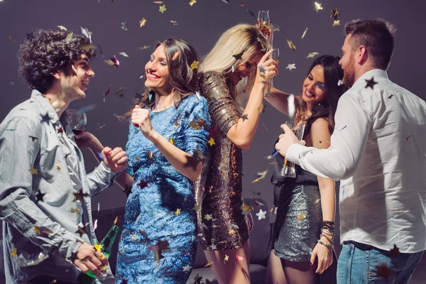 Jonge mensen hebben plezier op de party — Stockfoto