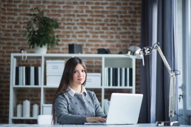 Modern ofiste çalışan kadın.