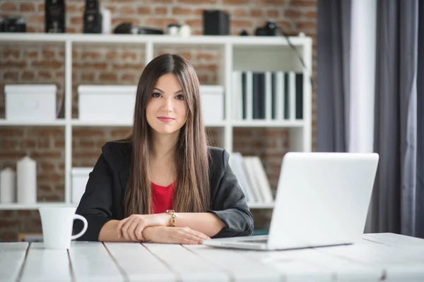 Vrouw werkzaam op modern kantoor — Stockfoto